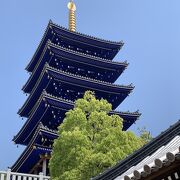 珍しい青色の塔、青龍塔とも呼ばれています。