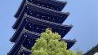 珍しい青色の塔、青龍塔とも呼ばれています。