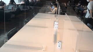 航空会社のラウンジほど広くはないですがゆっくりできます