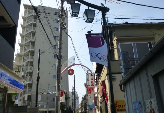 水戸街道から分岐する狭い通り