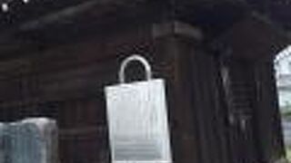 赤い屋根と擬宝珠