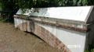 アーチ式のレンガ造りの橋です。