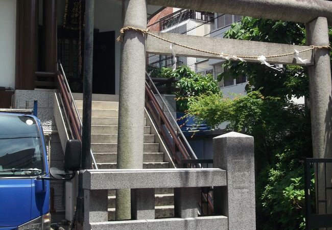 かっぱ橋道具街通り沿いにある神社