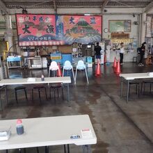 長テーブルを無造作に並べているのが漁港食堂のよさ