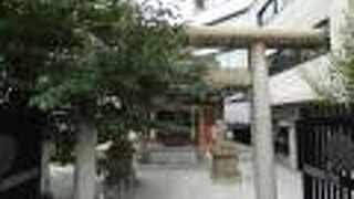 駒込橋西詰に鎮座の小さな神社
