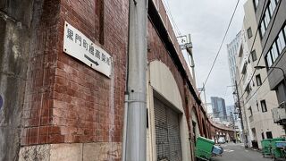 煉瓦造りのアーチがリズミカルに並ぶ。