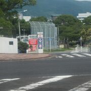 道路から艦隊が停泊しているのが見える