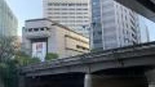 下から見ると普通の橋