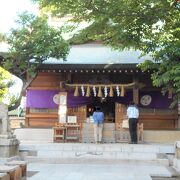 緑に囲まれた静かな神社