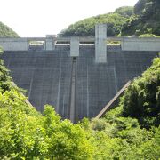奈良盆地を洪水から守る2005年竣工の比較的新しいダム