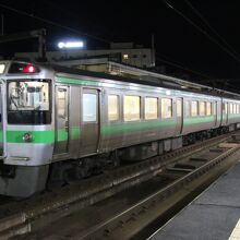 遅い時間もある程度の本数が走ります