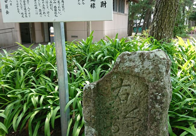 花の窟神社の鳥居の向かいあたりに置かれている
