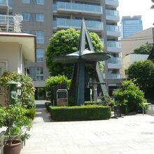 澄泉寺の前の三角錐の構造物の傍に、林鶴梁の解説板があります。