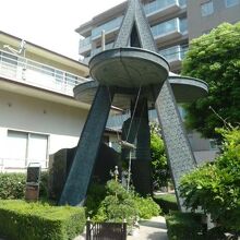 澄泉寺の三角錐の構造物の左側に、林鶴梁の解説板が見えます。