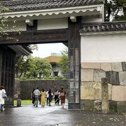 駅を降りて坂を登るとみえてくる