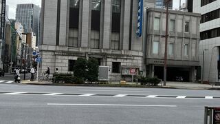 シンプルな銀行建築