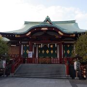 ＪＲ亀戸駅から少し歩きましたが、藤の木もありいい神社でした。