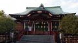 ＪＲ亀戸駅から少し歩きましたが、藤の木もありいい神社でした。