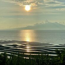 三日月型砂紋に映る夕陽