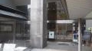 島瀬公園に面してある