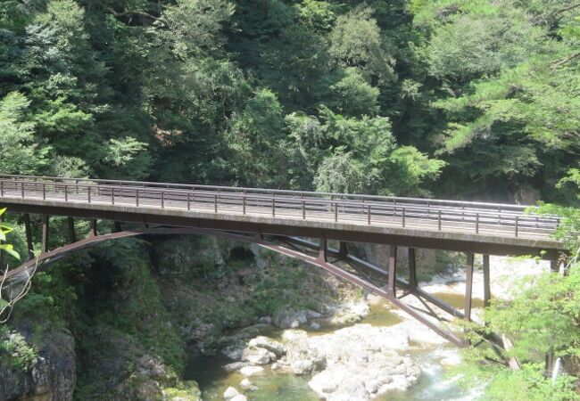 龍王峡の自然探求路にあります