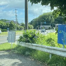 266号線からこの看板で右折して山道に入る