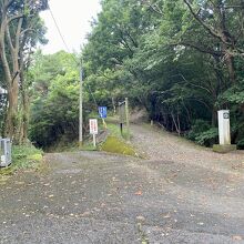 この最後の分岐で大きく左にカーブして行くと駐車場