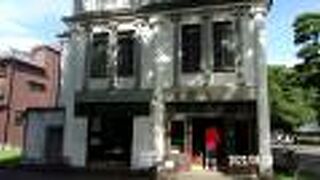 昭和3年にたてられた化粧品屋です。