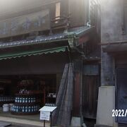 昭和8年の建物で醤油店です。