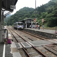 芸備線ホームと列車
