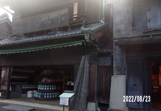 昭和8年の建物で醤油店です。