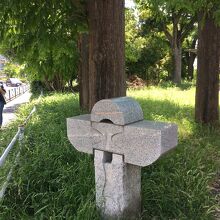 緑道半ばの石碑「水の碑」