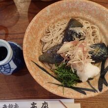 薬膳そば。冥加、ネギ、ナスなどさっぱり系が載っていた