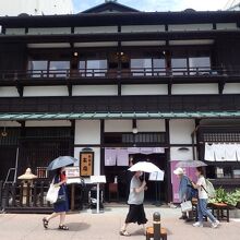 みなさん、日傘をさす暑い日だった