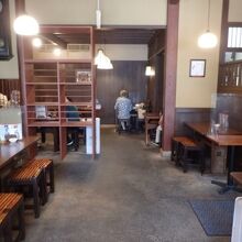 店に入ると、広い土間風