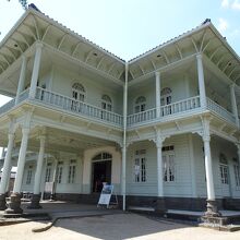 神社の隣に洋風の館あり。