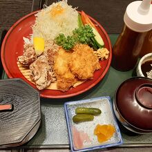鶏カツとから揚げの定食