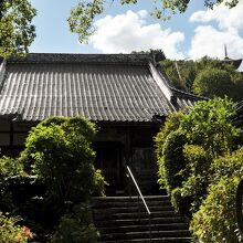 山の中腹にあるお寺