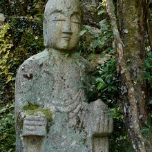 少し変わった石仏