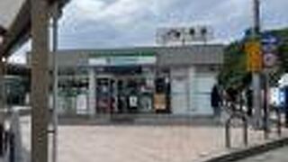 小さいですがファミマがありました