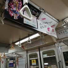 頭上の吊り広告はこんな感じです。天井が低いので。