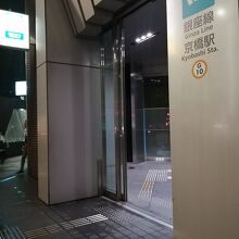 地下鉄への入口はいくつかありますが、EVはこの中に有り。
