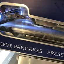 ボタンを押すだけで自動でパンケーキができるマシン