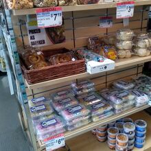 トウ・レディス・キッチンのモチ&マンジュウも沢山並んでいます