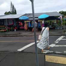 道路を挟んでのマーケット外観