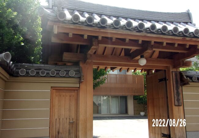 木造阿弥陀三尊像が安置されています。