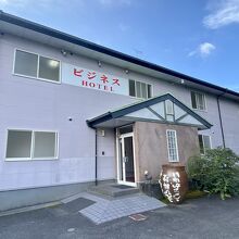 駐車場側の新館外観と入口