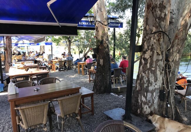 アズマック川沿いにある