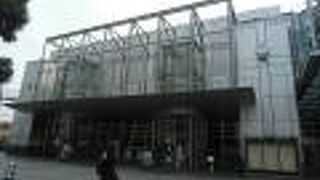 びっくりするくらい特徴的な外観で有名