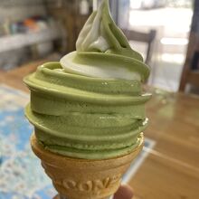 抹茶&バニラソフトクリーム(300円)